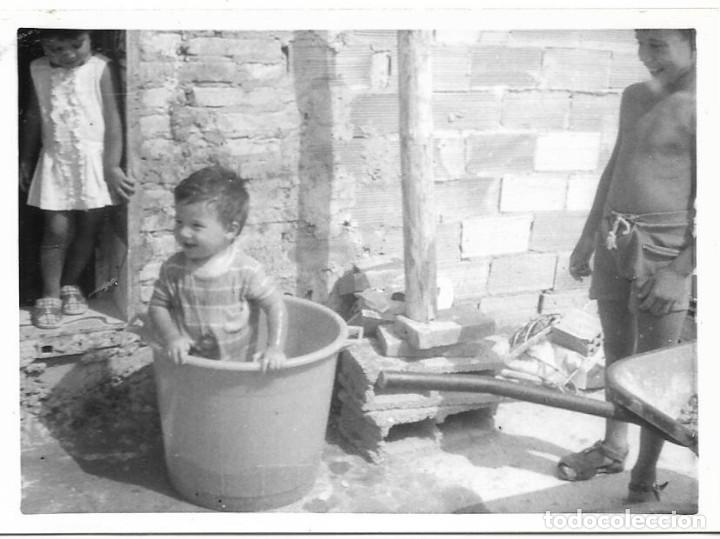 Fotografia antica: == AF808 - FOTOGRAFIA - NI&Ntilde;ITO DENTRO DE UN BARRE&Ntilde;O