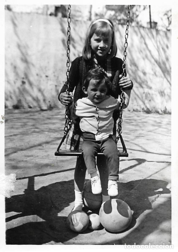 Fotografia antica: == AF816 - FOTOGRAFIA - JOVENCITA Y NI&Ntilde;ITO EN UN COLUMPIO