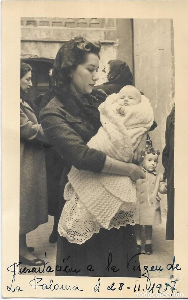 Fotografia antica: == AF550 - FOTOGRAFIA - SE&Ntilde;ORA EN LA PRESENTACION DE SU BEB&Eacute; A LA VIRGEN DE LA PALOMA 1957