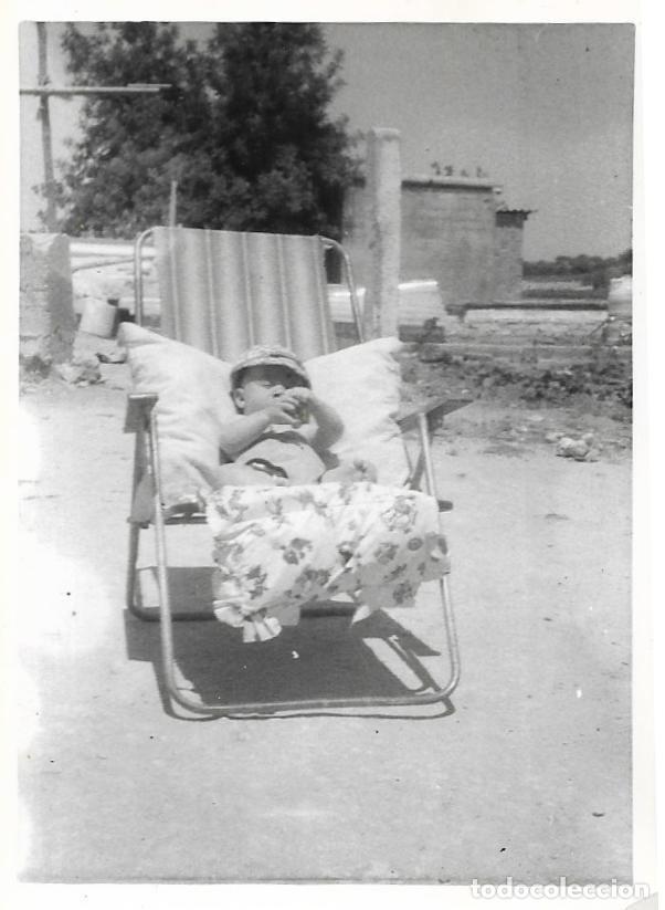 Fotografia antica: == AF836 - FOTOGRAFIA - BEB&Eacute; EN UNA SILLA DE PLAYA