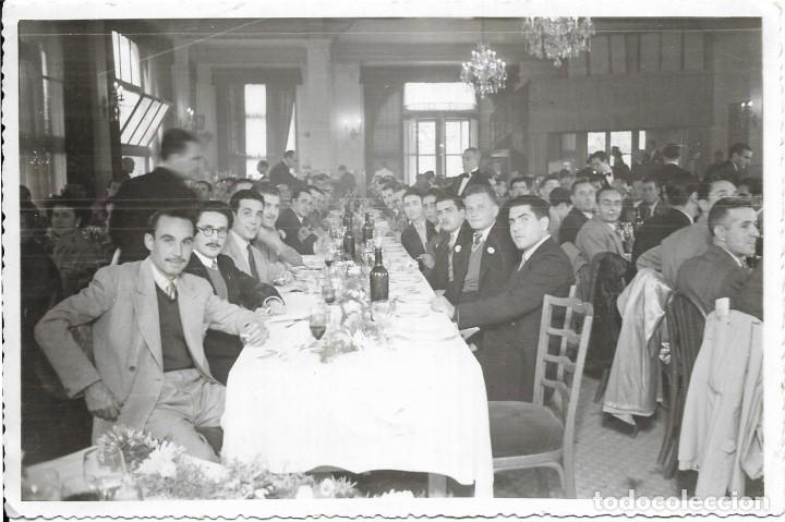 Fotografia antica: *** P161 - FOTOGRAFIA - GRUPO DE AMIGOS EN UN BANQUETE - 18 X 12 CM.