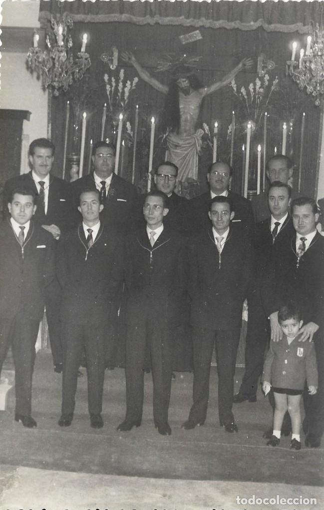 Alte Fotografie: :::: P160 - FOTOGRAFIA - GRUPO DE AMIGOS DELANTE DE UNA IMAGEN DE JESUS - 17,5 X 11,5 CM.