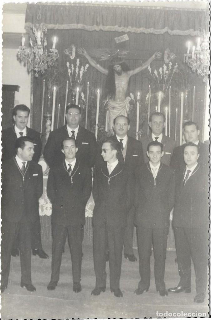 Fotografia antica: *** P159 - FOTOGRAFIA - GRUPO DE AMIGOS DELANTE DE UNA IMAGEN DE JESUS - 17,5 X 11,5 CM.