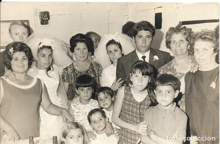 Fotografia antica: :::: P158 - FOTOGRAFIA - DOS PAREJAS DE NOVIOS CON FAMILIARES - 18 X 12 CM.