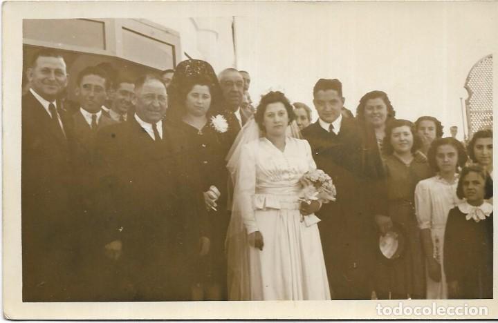 Fotografia antiga: == AF553 - FOTOGRAFIA - PAREJA DE NOVIOS CON SUS FAMILIARES