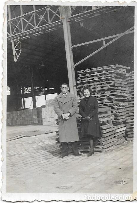 Fotografia antica: == AD891 - FOTOGRAFIA - PAREJA EN UN ALMACEN O NAVE