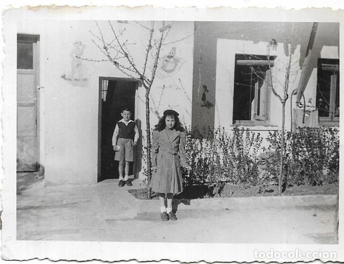 Fotografia antiga: == AD898 - FOTOGRAFIA - JOVENCITOS DELANDE DE UNA CASA