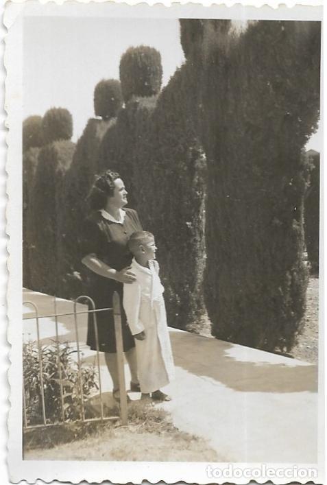 Fotografia antica: == AF903 - FOTOGRAFIA - SE&Ntilde;ORA Y NI&Ntilde;O CON UN ALBORNOZ