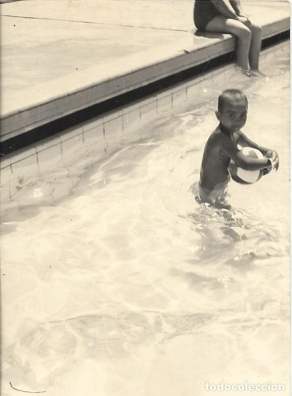 Fotografia antica: :::: AF860 - FOTOGRAFIA - NI&Ntilde;O TOMANDO EL BA&Ntilde;O EN UNA PISCINA