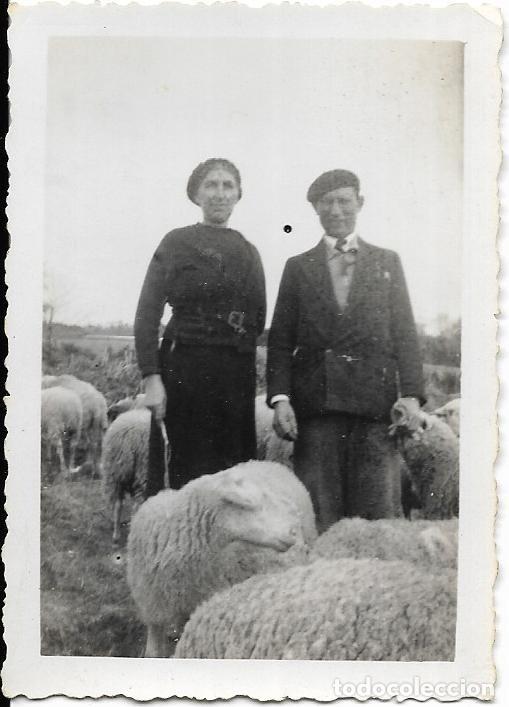 Fotografia antica: == AF913 - FOTOGRAFIA - PAREJA JUNTO A UN REBA&Ntilde;O DE BORREGOS - 1942