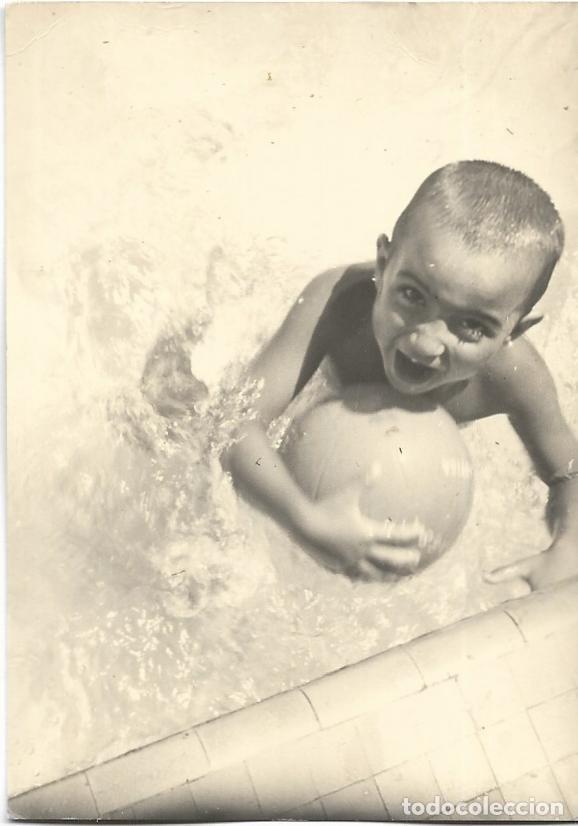 Fotografia antica: == AF866 - FOTOGRAFIA - NI&Ntilde;O TOMADO EL BA&Ntilde;O EN UNA PISCINA