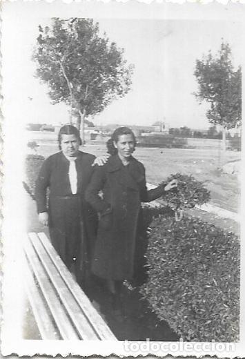 Fotografia antica: ^^^ FA890 - FOTOGRAFIA PEQUE&Ntilde;O FORMATO - DOS AMIGAS - 6,5 X 4,7 CM.