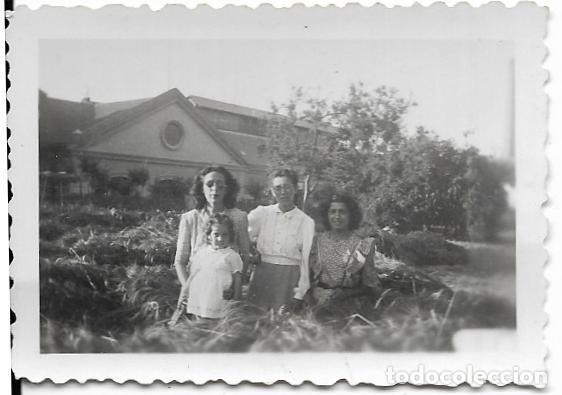 Fotografia antica: == FA891 - FOTOGRAFIA PEQUE&Ntilde;O FORMATO - TRES AMIGAS CON UNA NI&Ntilde;A - 6,8 X 5 CM.