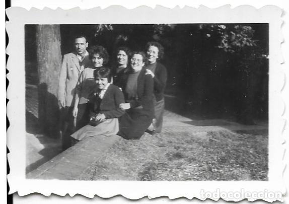 Fotografia antica: == FA892 - FOTOGRAFIA PEQUE&Ntilde;O FORMATO - GRUPO FAMILIAR - 7 X 5 CM.