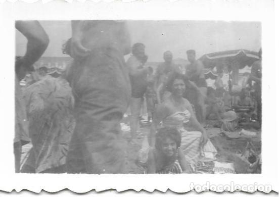 Antique Photography: == FA897 - FOTOGRAFIA PEQUE&Ntilde;O FORMATO - GRUPO DE AMIGOS EN LA PLAYA - 7,2 X 5 CM.