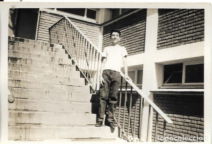 Fotografia antica: == AF921 - FOTOGRAFIA - JOVEN EN UNA ESCALERA
