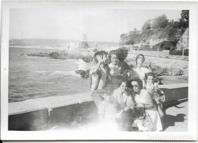 Fotografia antica: == AF922 - FOTOGRAFIA - GRUPO DE AMIGAS JUNTO AL MAR