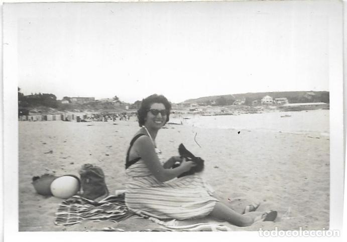 Fotografia antica: == AF926 - FOTOGRAFIA - SE&Ntilde;ORA SENTADA EN LA ARENA