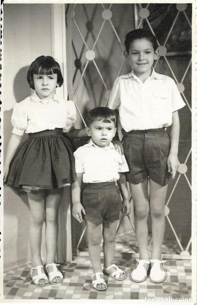Fotografia antica: == AF569 - FOTOGRAFIA - TRES JOVENCITOS - FOTOS BORDAS Y NU&Ntilde;EZ - BURJASOT - 1960