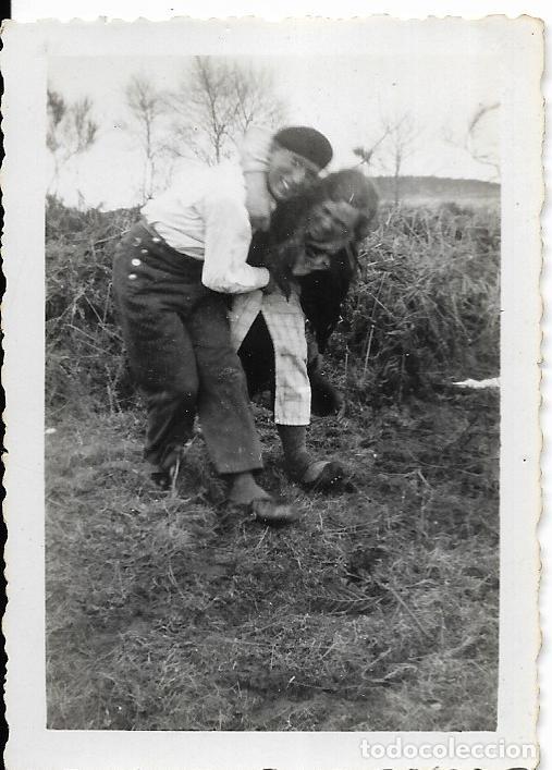 Fotografia antica: == AF928 - FOTOGRAFIA - PAREJA JUGANDO  - 1942