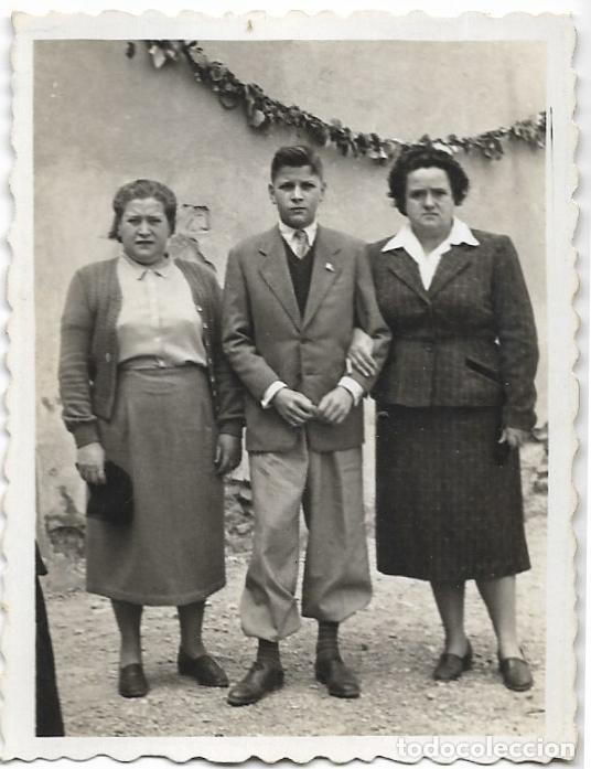 Fotografia antica: == AF930 - FOTOGRAFIA - DOS SE&Ntilde;ORAS CON UN JOVENCITO - 1953