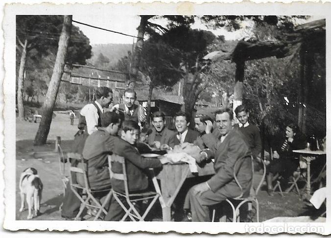 Fotografia antica: == AF931 - FOTOGRAFIA - GRUPO DE AMIGOS EN UNA COMIDA - 1942
