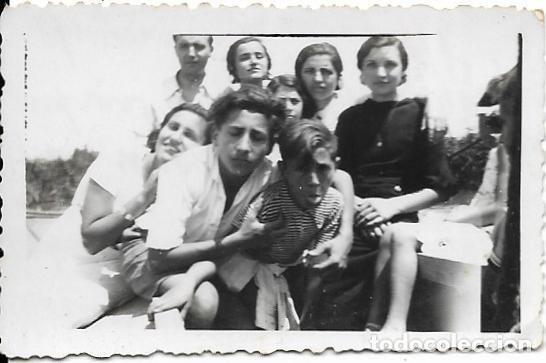 Fotografia antica: == FP742 - FOTOGRAFIA PEQUE&Ntilde;O FORMATO - GRUPO DE AMIGOS EN LA ALBUFERA 1935 - 7 X 4,5 CM.