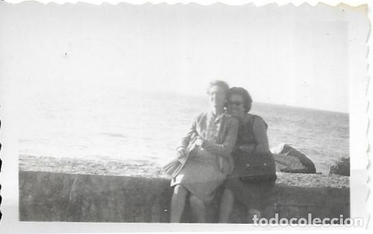Fotografia antica: == FP743 - FOTOGRAFIA PEQUE&Ntilde;O FORMATO - DOS AMIGAS - 7 X 4,5 CM.