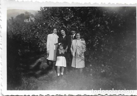 Fotografia antica: == FP746 - FOTOGRAFIA PEQUE&Ntilde;O FORMATO - GRUPO DE AMIGOS - 6,8 X 4,5 CM.