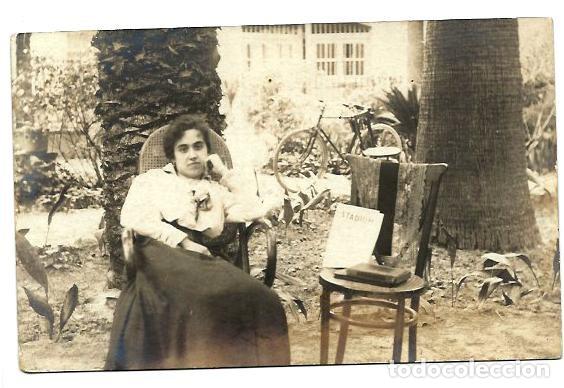 Fotografia antica: 850- EXTRAORDINARIA FOTOGRAFIA ANTIGUA - UNA DAMA EN EL JARDIN - FOTO -