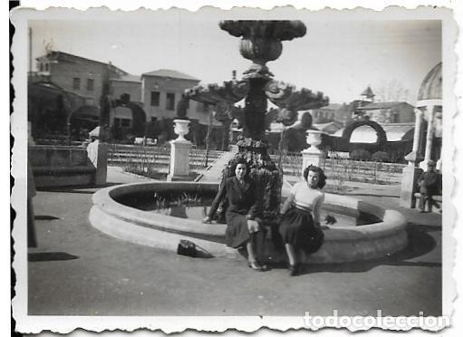 Fotografia antica: ** FP750 - FOTOGRAFIA PEQUE&Ntilde;O FORMATO - DOS AMIGAS SENTADAS EN UNA FUENTE - 1944 - 6 X 4,5 CM.