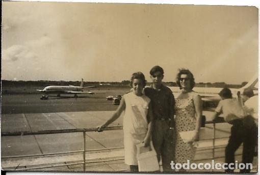 Fotografia antica: ** FP751 - FOTOGRAFIA PEQUE&Ntilde;O FORMATO - TRES AMIGOS EN UN AEROPUERTO - 6,5 X 4,2 CM.