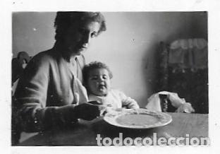 Fotografia antica: ** FP754 - FOTOGRAFIA PEQUE&Ntilde;O FORMATO - SE&Ntilde;ORA DANDO DE COMER A SU BEB&Eacute; - 6 X 4,5 CM.
