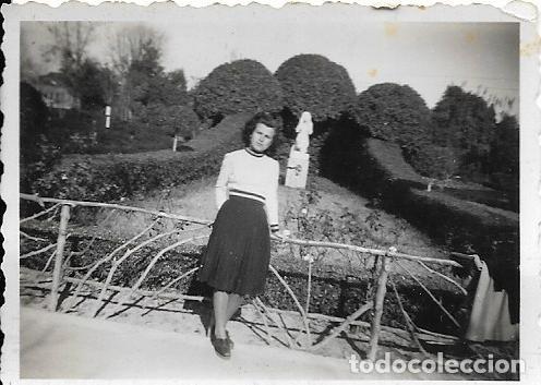Fotografia antica: ** FP755 - FOTOGRAFIA PEQUE&Ntilde;O FORMATO - JOVEN EN LOS VIVEROS - 1944 - 6,3 X 4,5 CM.
