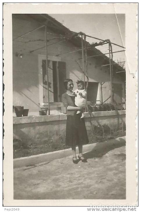 Fotografia antica: == C541 - FOTOGRAFIA - BEBE CON SU NI&Ntilde;ERA - 1941 - 7 X 4,5 CM.