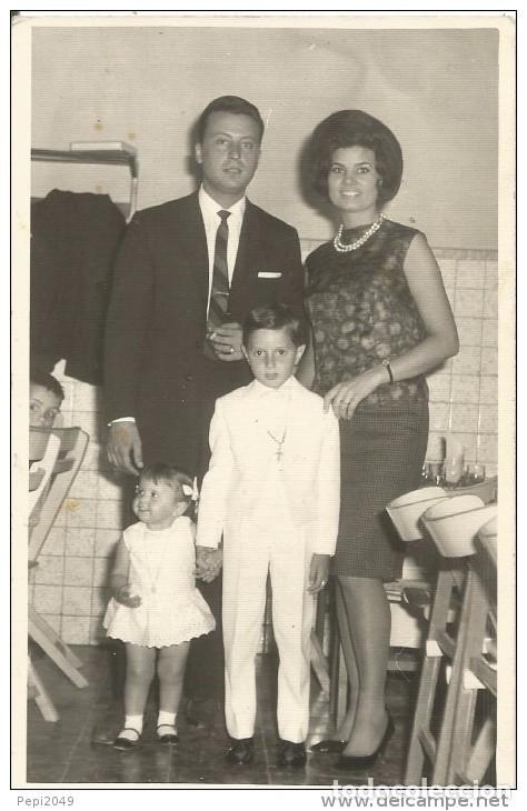 Fotografia antica: :::: PV45 - FOTOGRAFIA - NI&Ntilde;O DE PRIMERA COMUNION CON SU FAMILIA