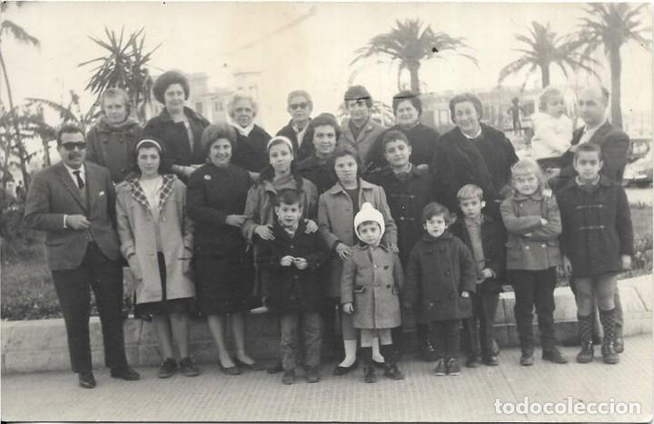 Fotografia antica: == AF574 - FOTOGRAFIA - GRUPO DE AMIGOS CON SUS NI&Ntilde;OS
