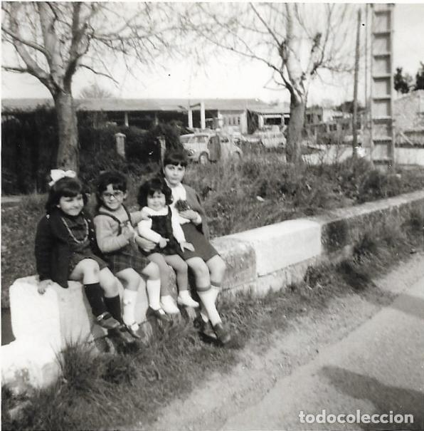Fotografia antica: == AF131 - FOTOGRAFIA - CUATRO NI&Ntilde;ITAS SENTADAS EN UN MURO