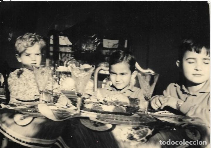 Fotografia antica: :::: MM05 - FOTOGRAFIA - JOVENCITOS EN UNA MERIENDA