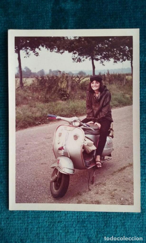Fotograf&iacute;a antigua: Antigua foto en color de una chica con su moto Vespa. 28 / 9 /1964.