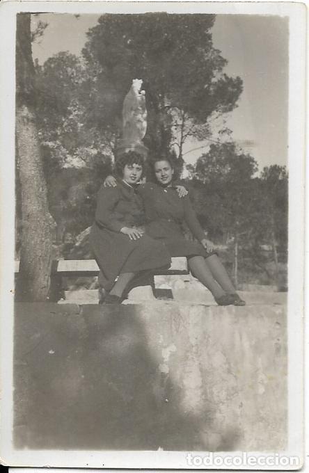 Antique Photography: == AF939 - FOTOGRAFIA - DOS AMIGAS 1944