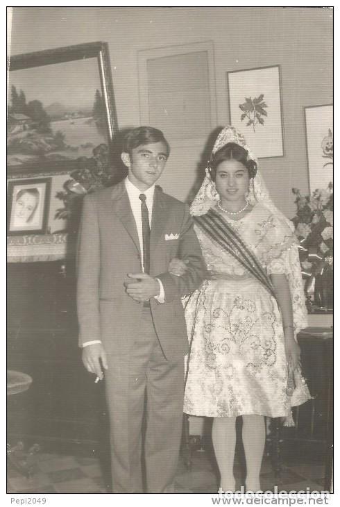 Antique Photography: :::: AG68 - FOTOGRAFIA - JOVEN FALLERA CON SU ACOMPA&Ntilde;ANTE - 18 X 12 CM.