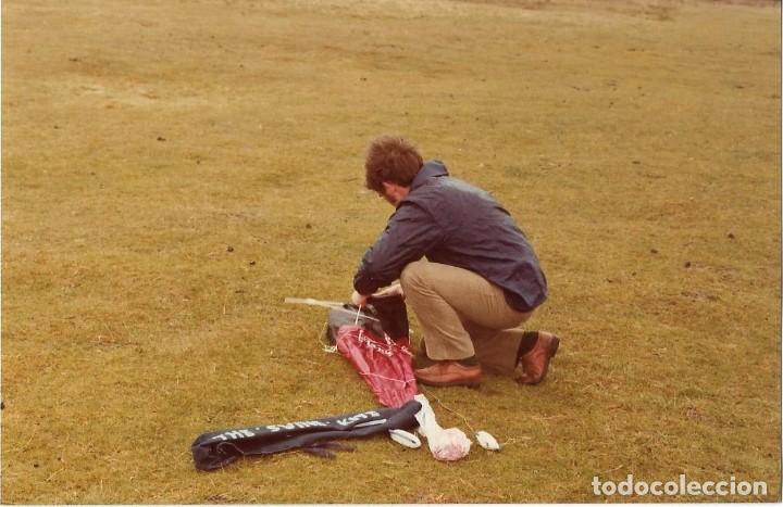 Alte Fotografie: == MM340 - FOTOGRAFIA - JOVEN PREPARANDO UNA COMETA