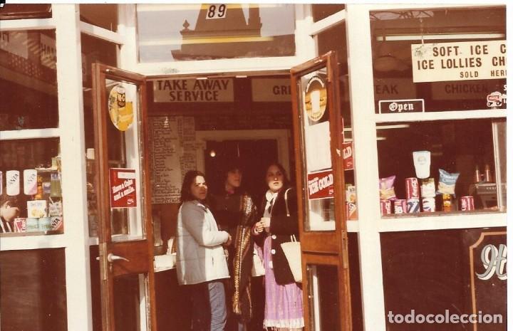 Alte Fotografie: ^^^ MM358 - FOTOGRAFIA - TRES JOVENES EN LA ENTRADA DE UNA TIENDA