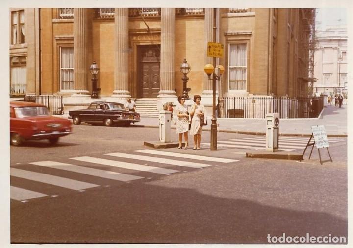 Alte Fotografie: == MM371 - FOTOGRAFIA - DOS SE&Ntilde;ORAS EN UN PASO DE PEATONES