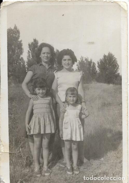 Antique Photography: == MM505 - FOTOGRAFIA - SE&Ntilde;ORA CON TRES JOVENCITAS - 1957