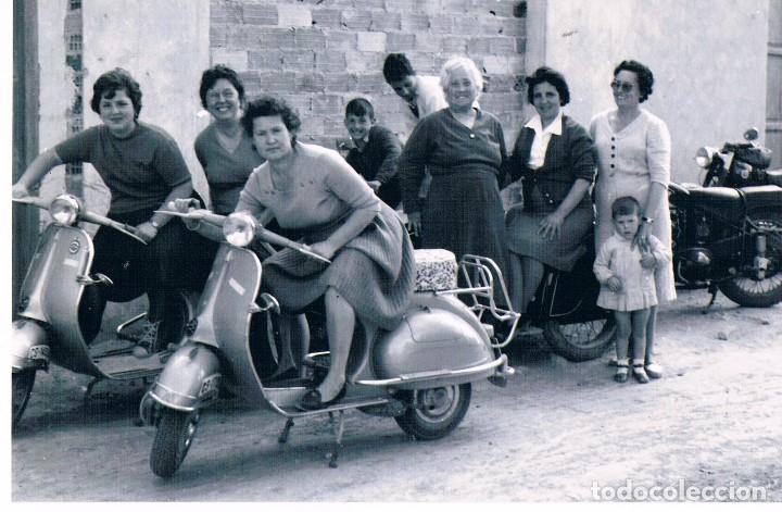 Fotograf&iacute;a antigua: dos vespas. castellon. foto con negativo