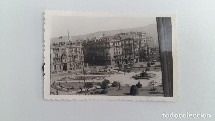 Fotograf&iacute;a antigua: PEQUE&Ntilde;A FOTOGRAFIA. PLAZA DE BILBAO. A&Ntilde;OS 30/40. 9,3 X 6,2 CM