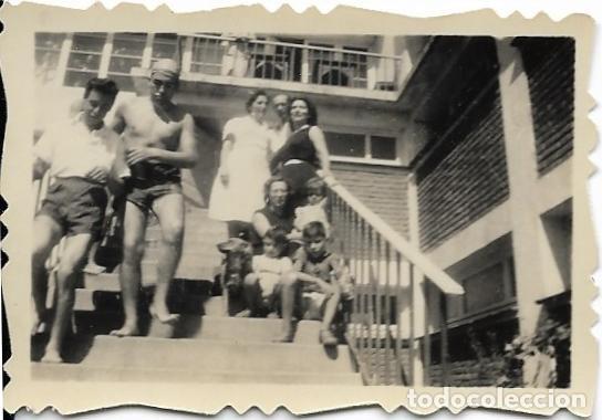 Fotograf&iacute;a antigua: == FP769 - FOTOGRAFIA PEQUE&Ntilde;O FORMATO - GRUPO DE AMIGOS EN UNA ESCALERA - 7 X 4,5 CM.