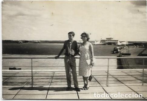 Fotograf&iacute;a antigua: == FP772 - FOTOGRAFIA PEQUE&Ntilde;O FORMATO - SE&Ntilde;ORA CON UN JOVENCITO EN UN AEROPUERTO - 6,4 X 4 CM.